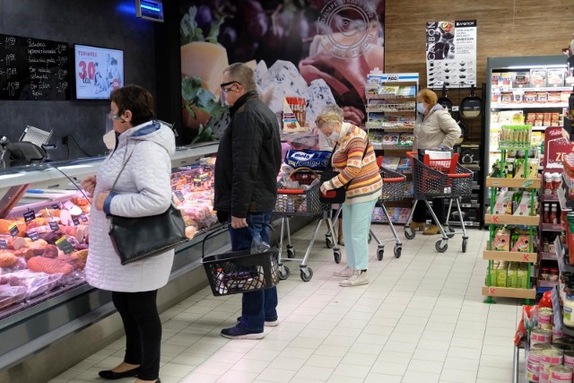 Zdaniem przedstawicieli branży, specyfiką handlu jest częsty kontakt z wieloma klientami.