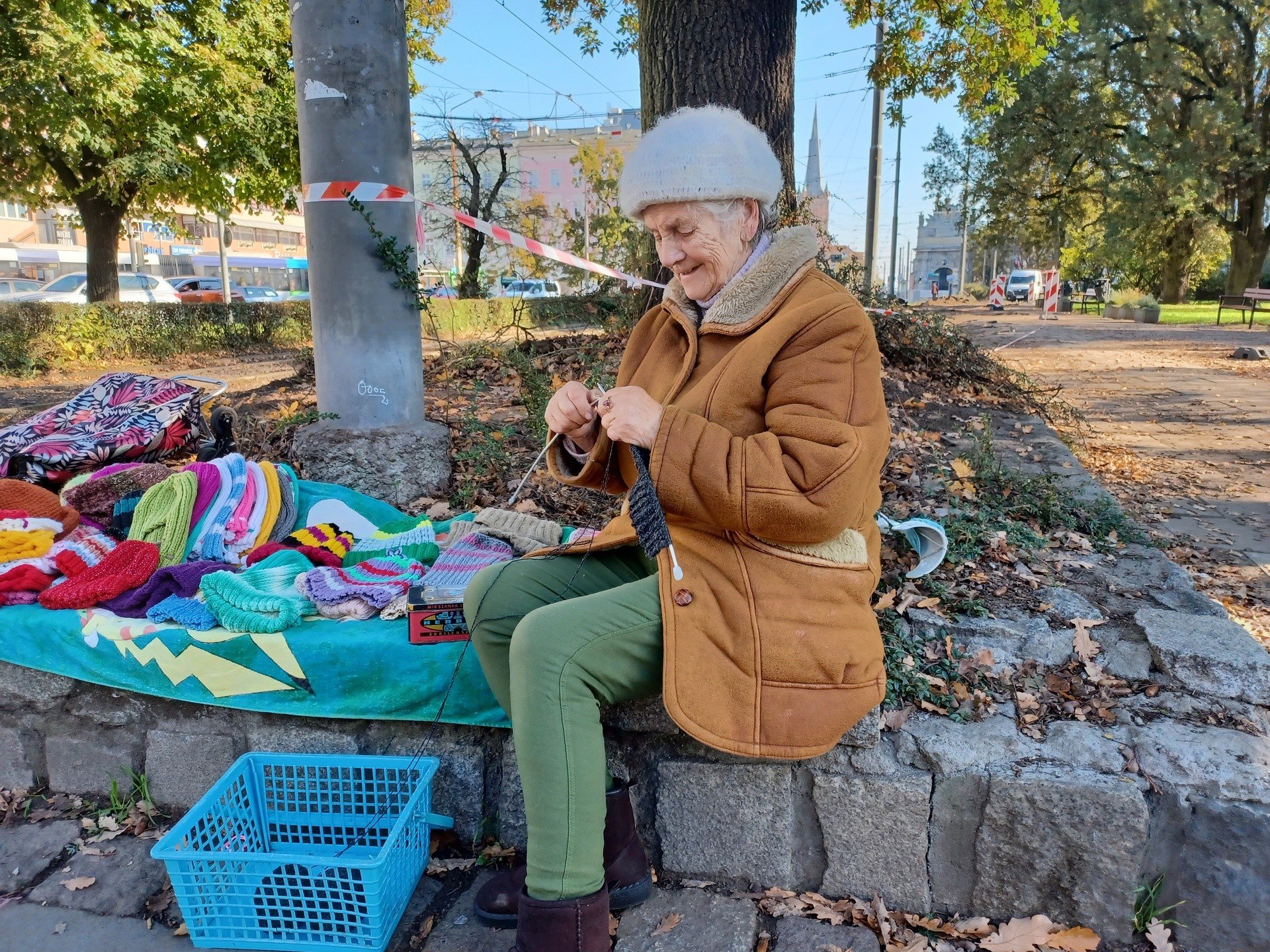 Starsza pani sprzedaje produkty na placu Zwycięstwa w Szczecinie. Puchate i  ciepłe czapki kryją historię pani Krystyny | Głos Szczeciński