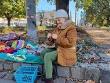 Starsza pani sprzedaje produkty na placu Zwycięstwa w Szczecinie. Puchate i ciepłe czapki kryją historię pani Krystyny