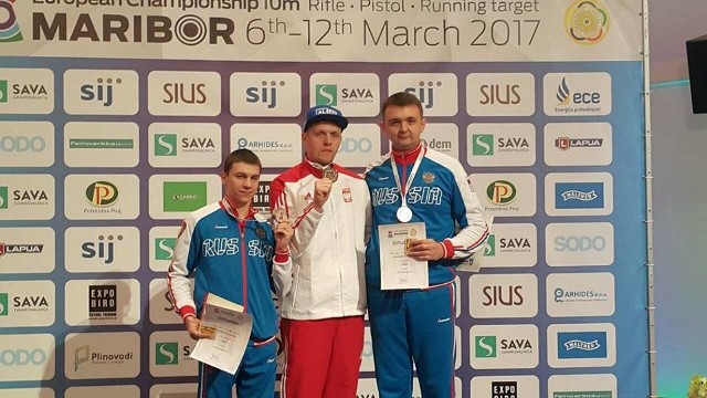 Medaliści konkurencji 30+30 w strzelaniu do ruchomej tarczy, w środku mistrz Europy Łukasz Czapla