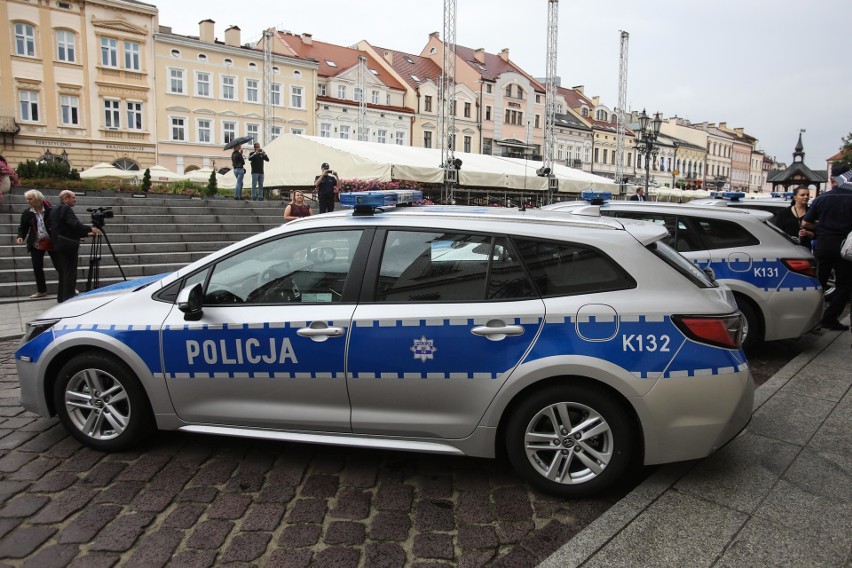 Hybrydowe toyoty dla rzeszowskich policjantów [ZDJĘCIA]