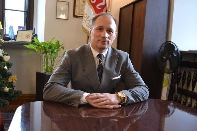 Artur Ludew z tytułu piastowania urzędu burmistrza Szydłowca...