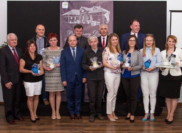 Starosta niżański Robert Bednarz (w środku) wśród części twórców kultury z powiatu niżańskiego, nagrodzonych z okazji Powiatowego Dnia Działacza Kultury