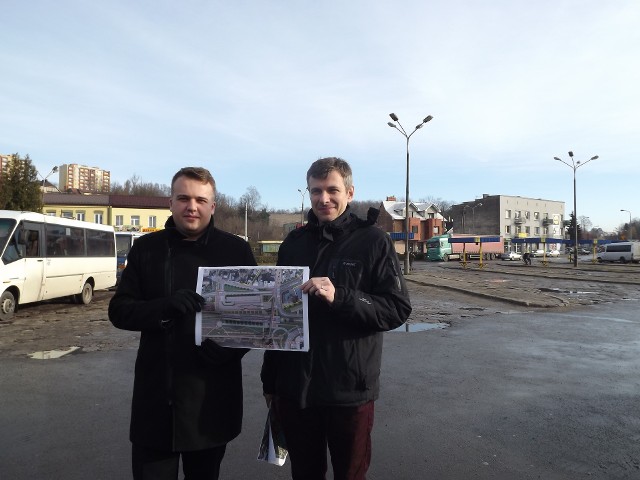 Prezydent Marek Materek i architekt miejski Marcin Bednarczyk podczas konferencji prasowej przedstawili koncepcję zagospodarowania dworca w Starachowicach Zachodnich.