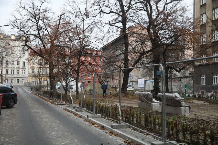 Przebudowa placu Biskupiego została przerwana. Na razie nie...