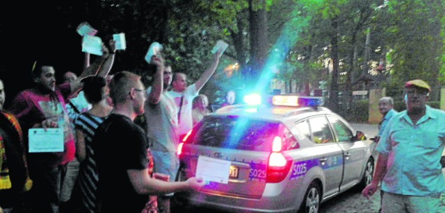 Kibice tuż po meczu udali się na ulicę Kusocińskiego, gdzie wręczano im mandaty za złe parkowanie.