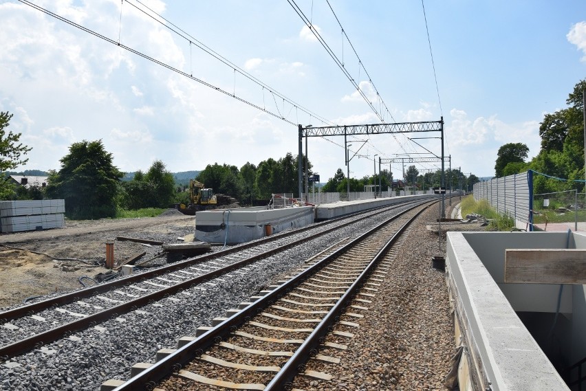 Nowy peron kolejowy w Rudawie. A w Krzeszowicach przesiadka z pociągu na autobus