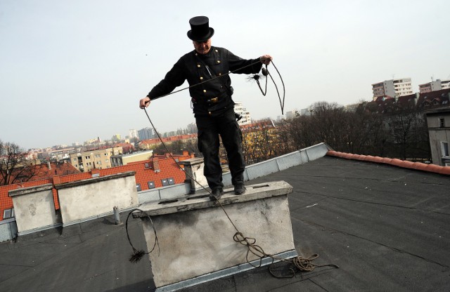 - Jesteśmy coraz mniej potrzebni, bo ludzie oszczędzają na wizytach kominiarzy, ale mogą w ten sposób zrujnować sobie zdrowie - mówi Wiesław Nowak, kominiarz ze Szczecina.