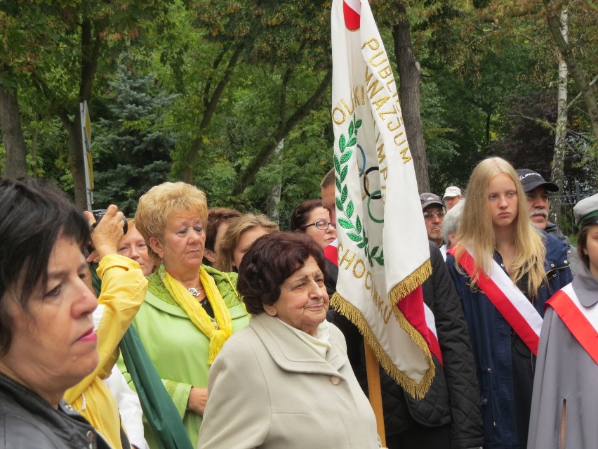 Mimo deszczowej pogody na uroczystośc przybył tłum...