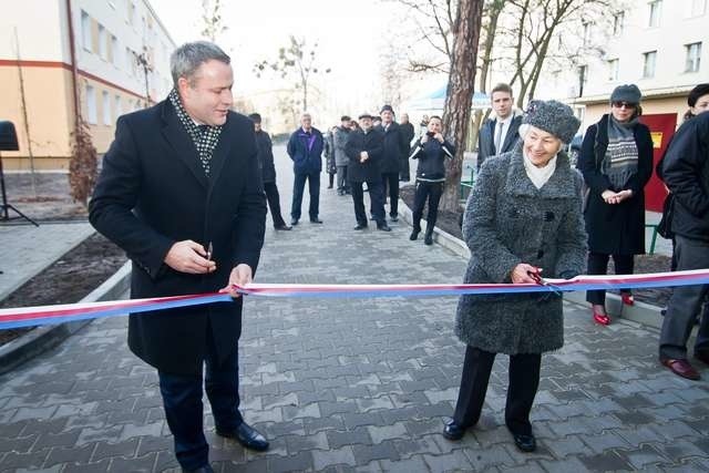 Uroczyście parking oddali do użytku prezydent Rafał Bruski i Elżbieta Kruczyńska, szefowa wspólnonty mieszkaniowej