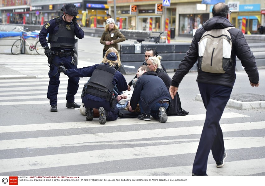 Szwecja: Zamach w Sztokholmie. Ciężarówka wjechała w ludzi na Drottninggatan [ZDJĘCIA] [RELACJA]
