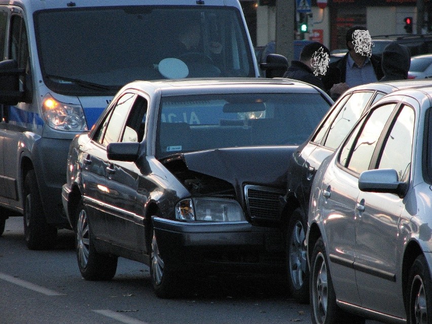 Trzy auta zderzyły się na ul. Drobnera. Ranni trafili do szpitala (FOTO)