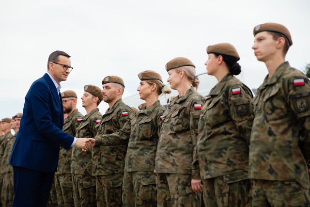 Premier Mateusz Morawiecki i żołnierze