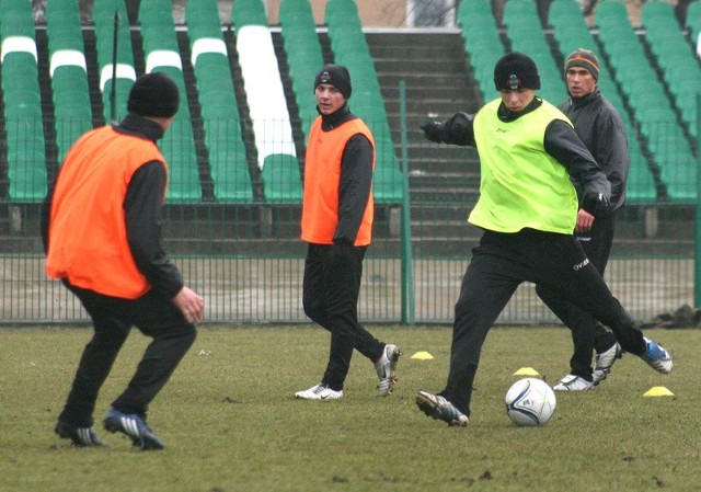 Piłkarze Radomiaka, z piłką Maciej Lesisz, trenowali na głównej płycie boiska radomskiego klubu.
