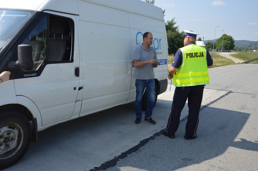 Wielka Wieś. Nietypowy patrol drogówki. Policjantom towarzyszył ksiądz [ZDJĘCIA]