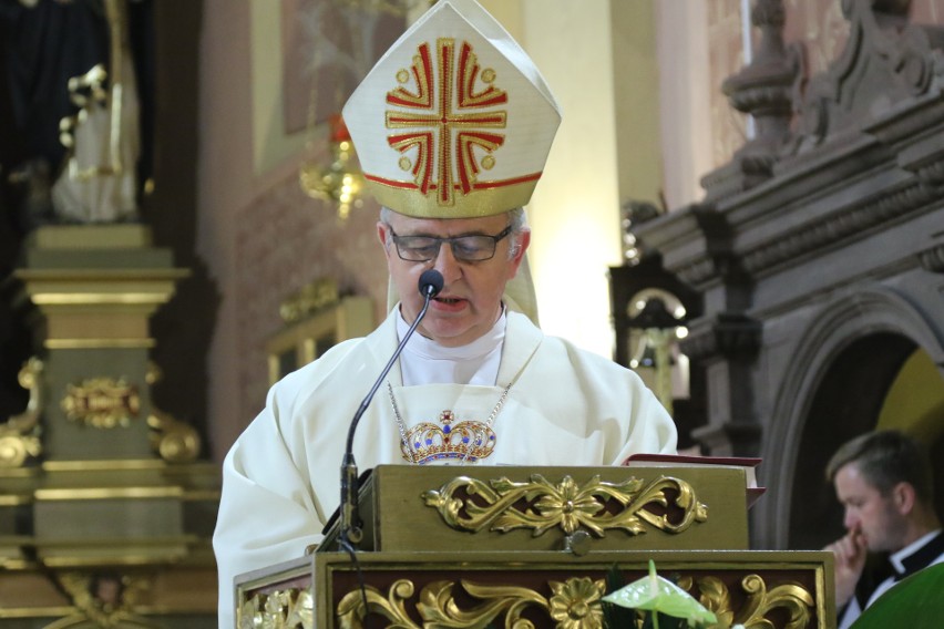 Prymas Polski w Piekoszowie spotkał się z chorymi, odprawił mszę i poświęcił szatę dla Maryi. Były tłumy wiernych [DUŻO ZDJĘĆ, WIDEO]