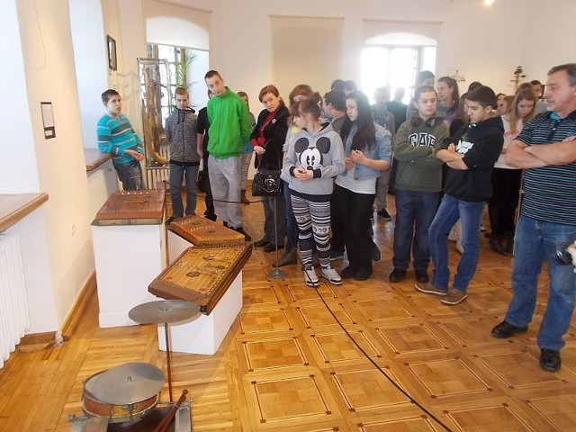 Zebrane eksponaty pochodzą ze zbiorów Muzeum Ludowych Instrumentów Muzycznych w Szydłowcu