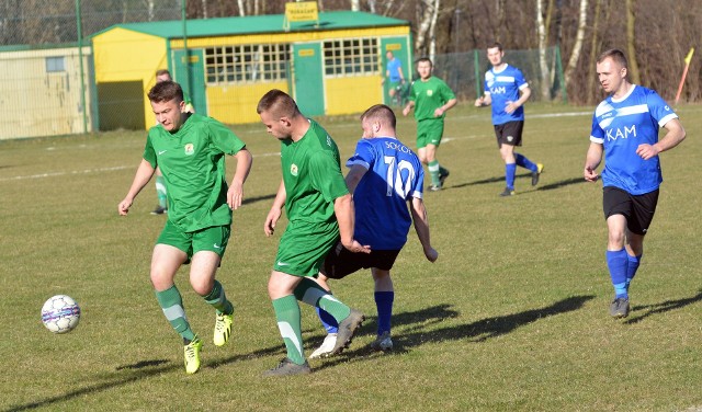 Gracze Huraganu Przedbórz (na zielono) w starciu z rywalem z Krzywej dość szybko zdobyli gola na 1:0, ale ostatecznie z boiska schodzili pokonani.