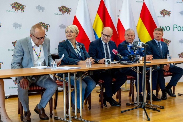 Projekt budżetu województwa podlaskiego na 2024 rok ogłosił podczas konferencji marszałek Artur Kosicki (na zdjęciu w środku), a towarzyszyli mu w tym członkowie zarządu województwa i skarbnik Paweł Jungerman (pierwszy z lewej).