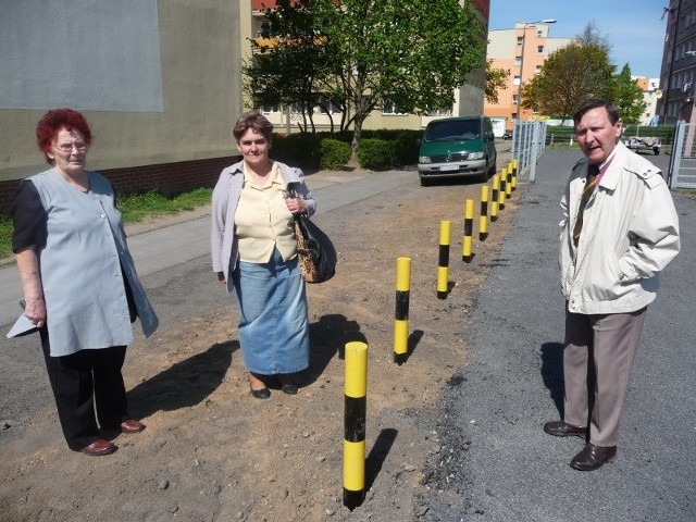 Na zdjęciu od lewej Teresa Urbanik, Bartłomiej Paradowski i Małgorzata Lenczewska. &#8211; Nie chcemy tych słupków! &#8211; mówią.