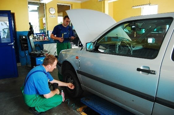 Warto pamiętać, że ważnym czynnikiem wpływającym na bezpieczeństwo i zużycie paliwa jest stan naszego ogumienia. Na zdjęciu pracownicy Euromaster w Żarach kontrolują samochód jednego z klientów.