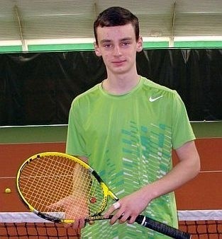 Mikołaj Olszowy w stalowowolskim turnieju dotarł do półfinału gry pojedynczej oraz w deblu.