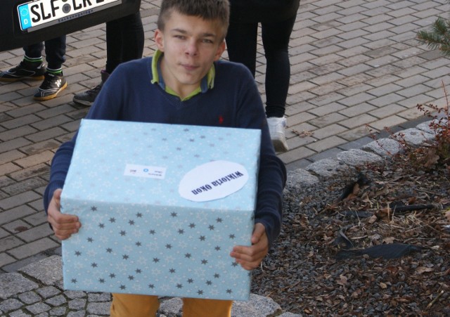 Łukasz, który jest uczniem 3 klasy gimnazjum, z zapałem nosił prezenty przyniesione przez świętego Mikołaja z Turyngii.