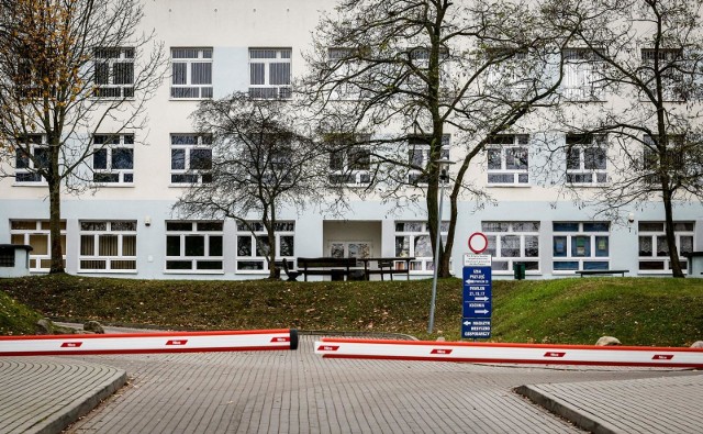 W szpitalu na Srebrzysku w Gdańsku czekają na wyniki testów na obecność koronawirusa pobranych od pacjentów i załogi