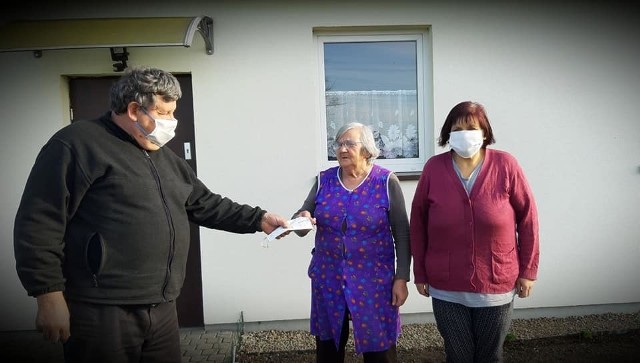 Mieszkańcy gminy Płużnica otrzymali już 95 maseczek ochronnych. Na razie trafiły do osób z grupy ryzyka, czyli do seniorów i osób chorych. Dziś, 20 kwietnia maseczki trafią do kolejnych sołtysów z gminy, którzy następne przekażą te maseczki mieszkańcom swoich sołectw. Przypominamy, że to właśnie do sołtysów należy się zgłaszać, jeśli chcemy otrzymać taką bezpłatną maseczkę.