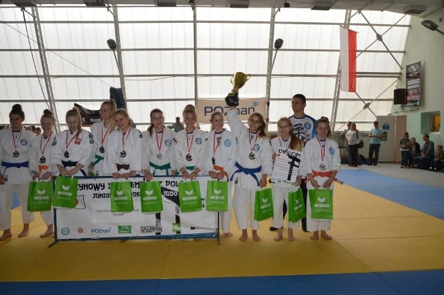 Zdobywczynie brązowego medalu MP, zawodniczki Akademii Judo Poznań, ze swoim trenerem, Radosławem Miśkiewiczem