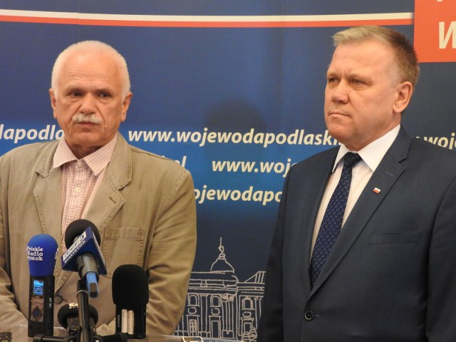 O wnioskach o 500 plus mówili w piątek wicewojewoda Jan Zabielski (z prawej) i Andrzej Kozłowski z urzędu wojewódzkiego.