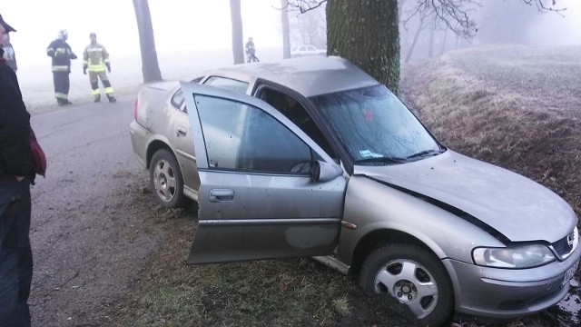 Do wypadku doszło na trasie Reszel-Samławki. 27-latka kierująca oplem jechała za szybko, zjechała na lewy pas, a następnie z dużą siłą uderzyła w przydrożne drzewo.