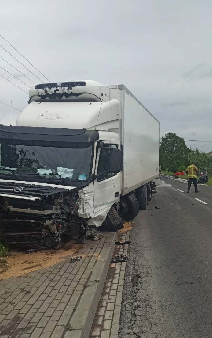 Wypadek w Glinie, powiat ostrowski. 27.05.2022 doszło do zderzenia audi z ciężarówką. Zdjęcia
