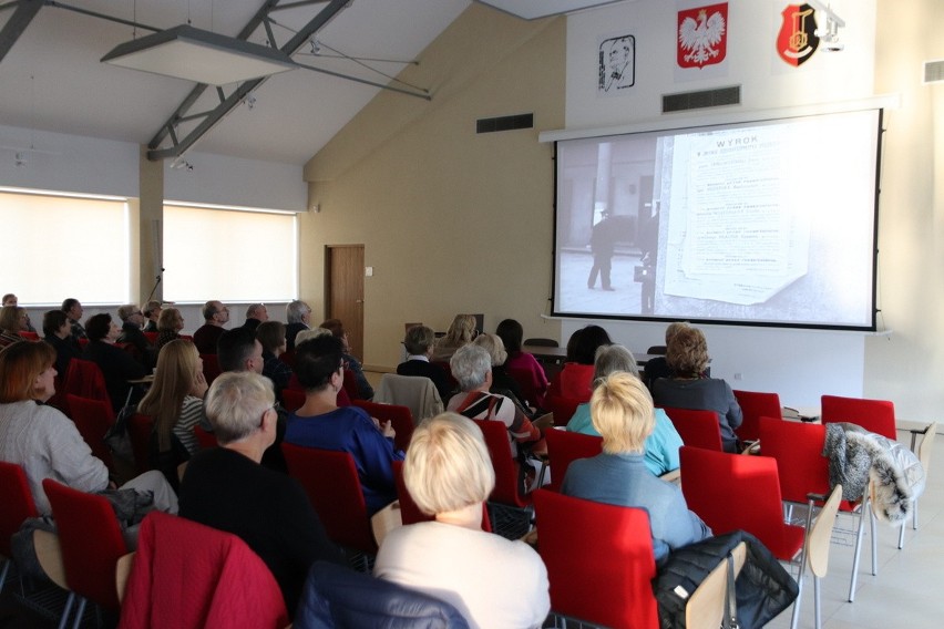 W stalowowolskiej bibliotece dyskutowano o historii i doktorze Łazowskim