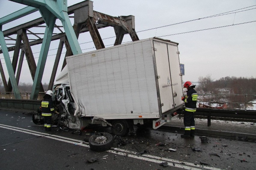 Zderzenie busa z ciężarówką na krajowej trasie w Nagnajowie. Są ranni