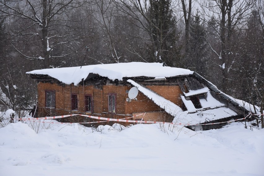 Podhale: Dwie góralskie rodziny straciły dach nad głową. Przyczyną gaz i śnieg [ZDJĘCIA]