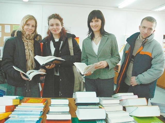 Świetnie wyposażona biblioteka z podręcznikami w języku niemieckim bez wątpienia pomoże studentom w szlifowaniu języka i zdobywaniu wiedzy.