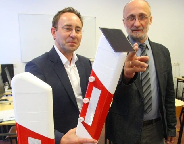 Krzysztof Mutz (z lewej) i prof. Krzysztof Tomczewski z pierwszym działającym modelem słupka ostrzegawczego.