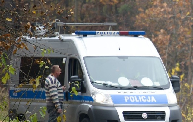 Dyżurny lekarz wysłał 73-latka, który przed patrolem policji udawał trupa, na badania do Choroszczy.