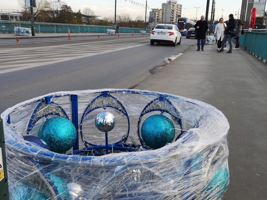 Kraków. Milion lampek i 5-metrowe anioły za 2 mln złotych. Miasto przystroiło się na Święta Bożego Narodzenia