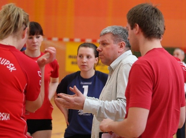 Marek Majewski wśród słupskich zawodniczek. 