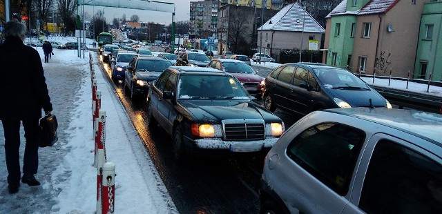 Drogowy koszmar zaczął się w czwartek 18 stycznia około godz. 12.00. Samochody nie radzą sobie z podjazdami pod wzniesienia w Zielonej Górze. Część ulic jest zablokowana. Na wielu są gigantyczne korki.- Praktycznie wszędzie gdzie w mieście są wzniesienie na drogach, mamy do czynienia z korkami – mówi podinsp. Małgorzata Stanisławska, rzeczniczka zielonogórskiej policji.Ogromny korek jest na ul. Sulechowskiej. Sznur samochodów ciągnie się w kierunku wiaduktu. Poważne problemy są na ul. Wyszyńskiego w kierunku rodna Jana Pawła II. Część ulic jest kompletnie zablokowanych. Na innych auta jadą bardzo wolno.Sytuacja na drogach się pogarsza. Od godz. 16.00 pada deszcz.O godz. 19.00 w mieście wciąż panował spory ruch. Kierowcy jeżdżą wolno i w niektórych miejscach są jeszcze korki. Wyraźnie wzrosła siła wiatru.Orkan Friederike uderzy w lubuskie. Siła wiatru może sięgać nawet 110 kilometrów na godzinę!;nfZobacz również: Autobus blokował przejazd w Zielonej Górze [WIDEO CZYTELNIKA] 