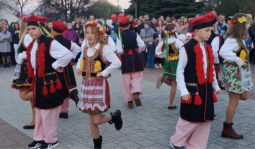 Narodowe Święto Niepodległości w Połańcu. Rodzinne świętowanie, sto par tańczących poloneza i krakowiak [ZDJĘCIA, WIDEO]