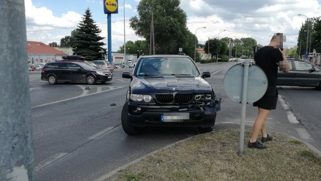 Do zdarzenia samochodów doszło w piątek, 21 czerwca, na skrzyżowaniu ulic Wojska Polskiego, Zacisze i Wyszyńskiego. Do zderzenia doszło około godz. 15.00. Zderzyły się skoda i bmw. Najprawdopodobniej nikomu nic się nie stało i zdarzenie zostanie zakwalifikowane jako kolizja. Na miejscu nie ma jeszcze policji ani służb ratunkowych. Uwaga kierowcy. W miejscu zderzenia samochodów są utrudnienia w ruchu. Zaczynają tworzyć się korki. Skrzyżowaniu ulic Wojska Polskiego, Zacisze i Wyszyńskiego to jedno z najbardziej kolizyjnych miejsc w mieście.Zobacz też wideo: Kobieta szalała po ulicach i chodnikach San Francisco, potrąciła sześć osób. Kilkudziesięciu policjantów bezskutecznie próbowało ją zatrzymać