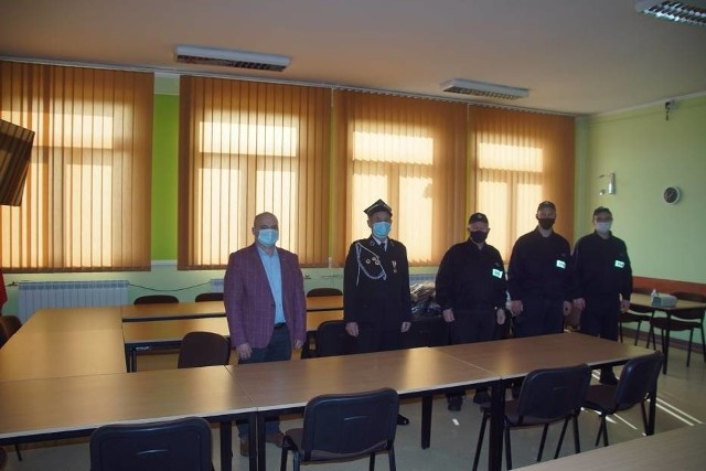 W przekazaniu sprzętu wziął udział wójt gminy Rogowo Zbigniew Zgórzyński (z lewej)