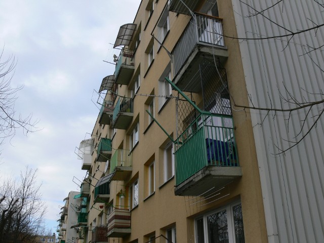 Balkony w złym stanie technicznymJak tłumaczą mieszkańcy odpadające elementy z balkonów zagrażają nie tylko osobom, które przechodzą pod balkonami, ale także wieszającym pranie.