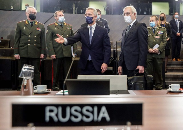 Rosyjski wiceminister spraw zagranicznych Alexander Grushko (po prawej) i sekretarz generalny NATO Jens Stoltenberg (w środku) przybyli na posiedzenie Rady NATO-Rosja w siedzibie Sojuszu w Brukseli