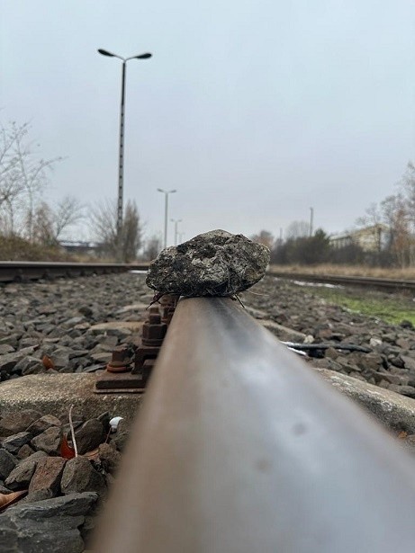Kamień rozprysł się na kilka odłamków. Jeden z nich w wyniku rykoszetu wybił szybę w pociągu i wpadł do wagonu.