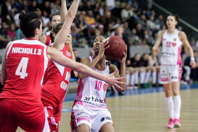 Maurita Reid (z piłką) nie mogła sobie poradzić nie tylko z wyższą Laurą Nicholls, ale także z Yvonne Turner (nr 22), której dała sobie wybić piłkę z kozła w decydującej akcji 