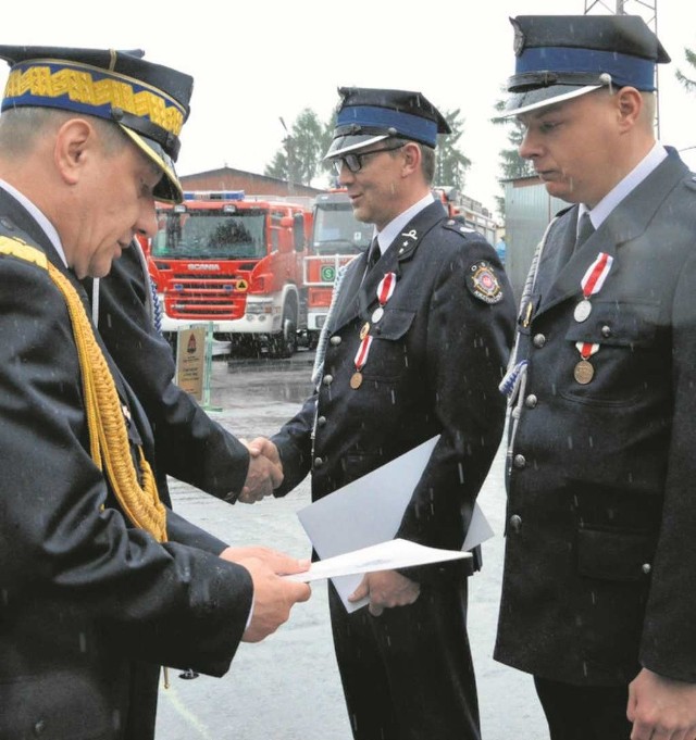 Druhom z OSP Krzywaczka wyróżnienia wręczył gen. Stanisław Nowak